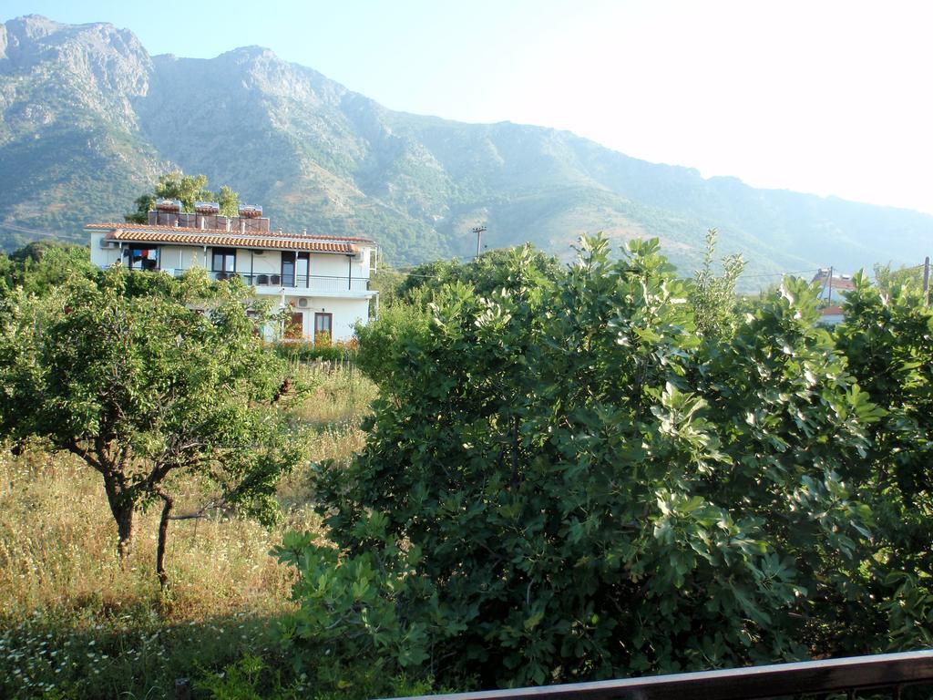 Meraklis Rooms Kariotes Exterior foto