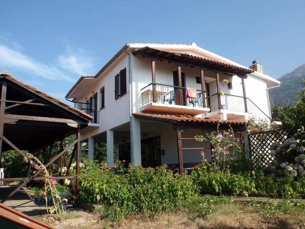 Meraklis Rooms Kariotes Exterior foto