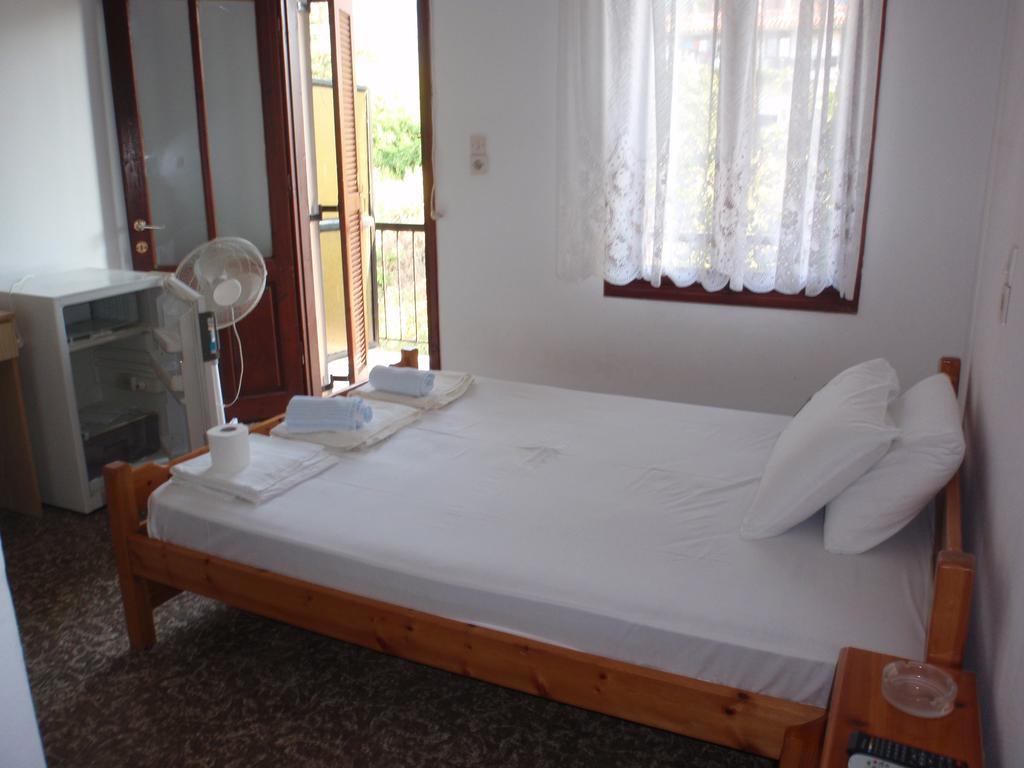 Meraklis Rooms Kariotes Exterior foto