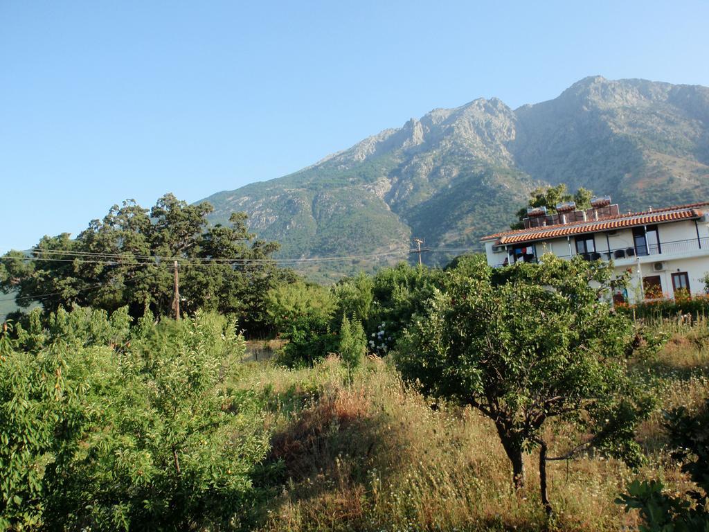 Meraklis Rooms Kariotes Exterior foto