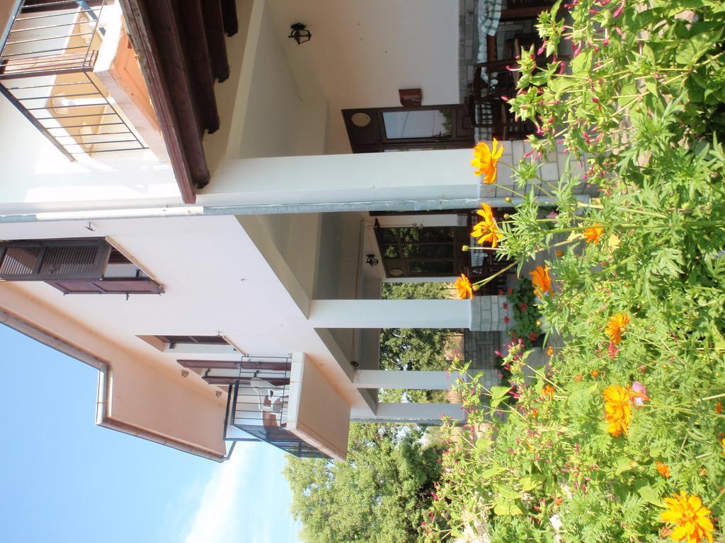 Meraklis Rooms Kariotes Exterior foto