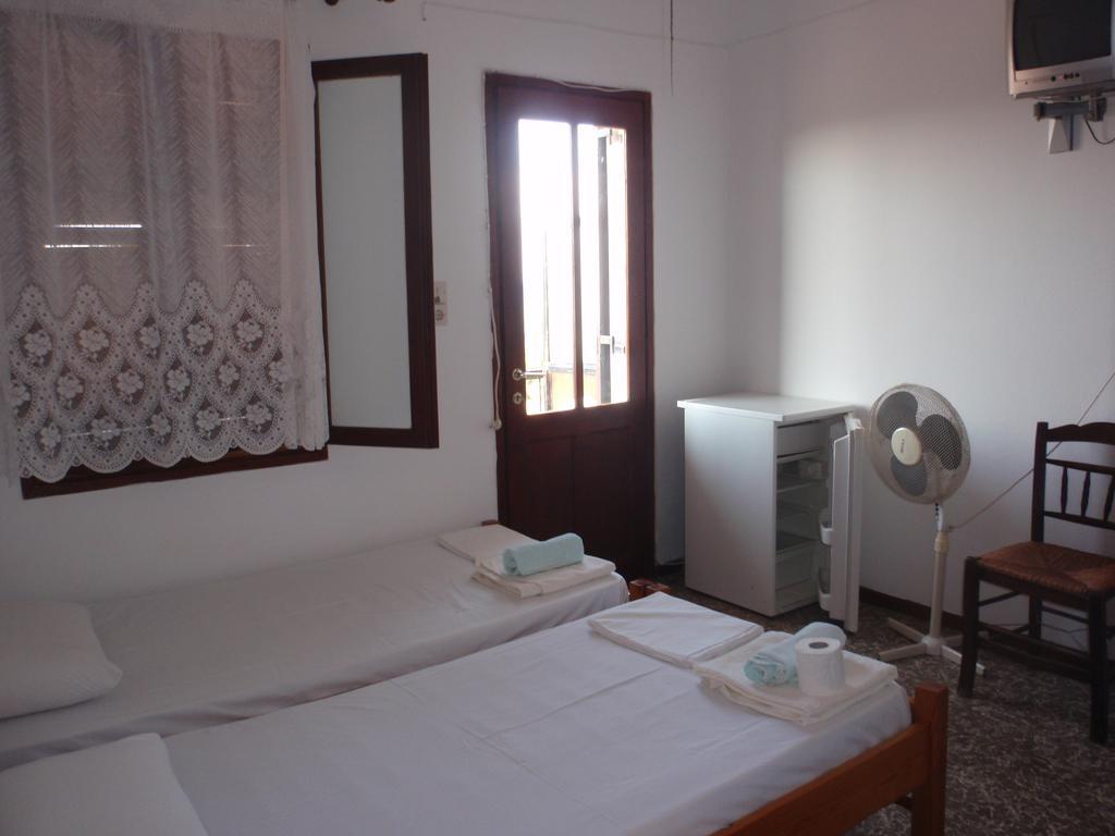 Meraklis Rooms Kariotes Exterior foto